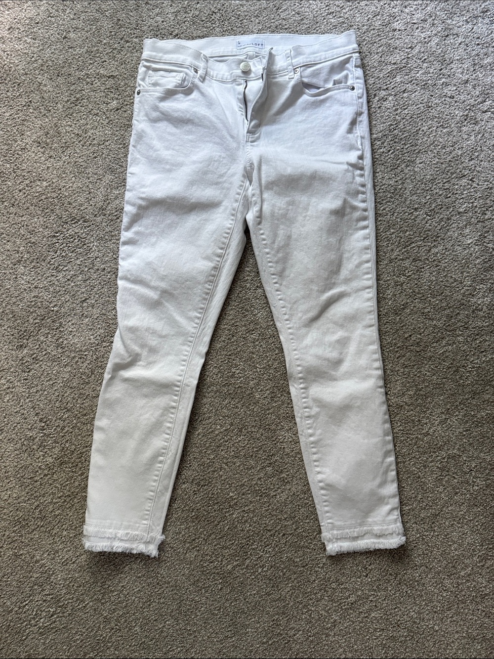 LOFT White “Modern Skinny”Jeans. Size 6. Mid rise (9”).